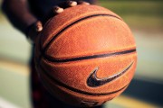 开云体育APP下载-1.太阳风暴封锁印城，当F1的极限速度，撞上NBA的钢铁防线（跨界对比，突出封锁）