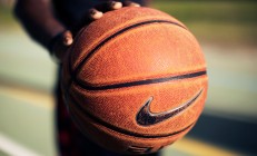 开云体育APP下载-1.太阳风暴封锁印城，当F1的极限速度，撞上NBA的钢铁防线（跨界对比，突出封锁）