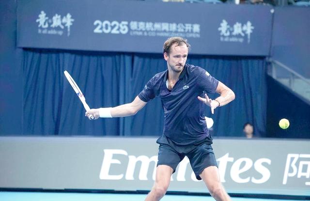 世界网球队鏖战美国网球队,梅德韦杰夫爆发神勇的简单介绍 世界网球队鏖战美国网球队,梅德韦杰夫爆发神勇的简单介绍