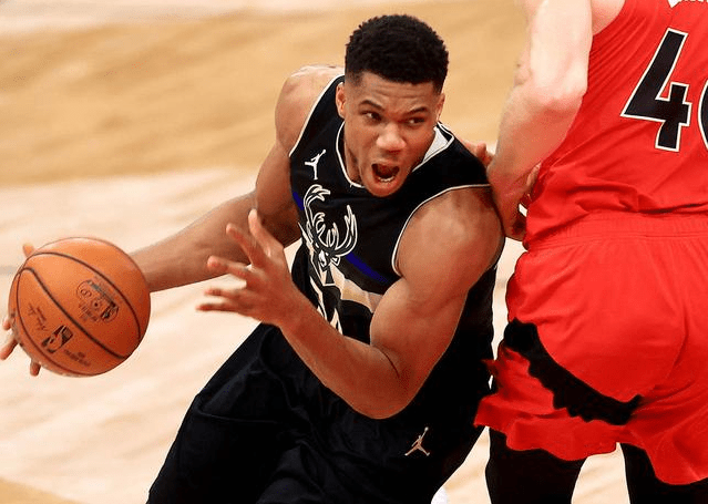 雄鹿大胜步行者，米德尔顿独得35分助胜的简单介绍