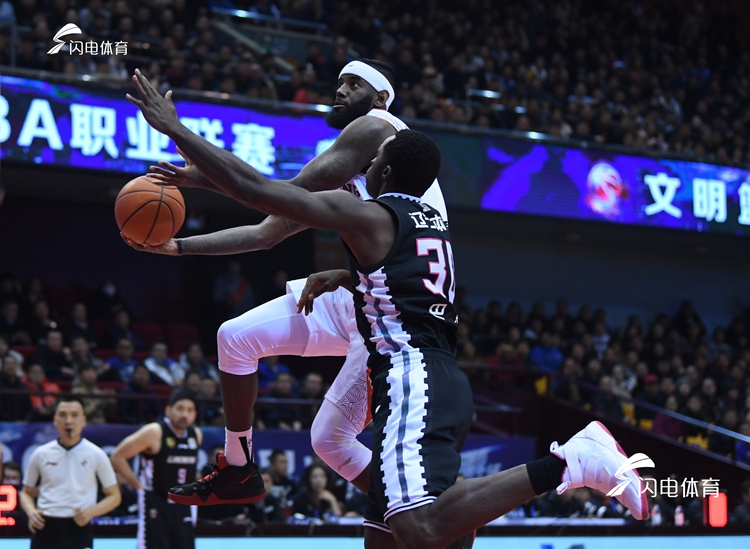 尚赫维队员发挥出色，率先攻破对手防线的简单介绍