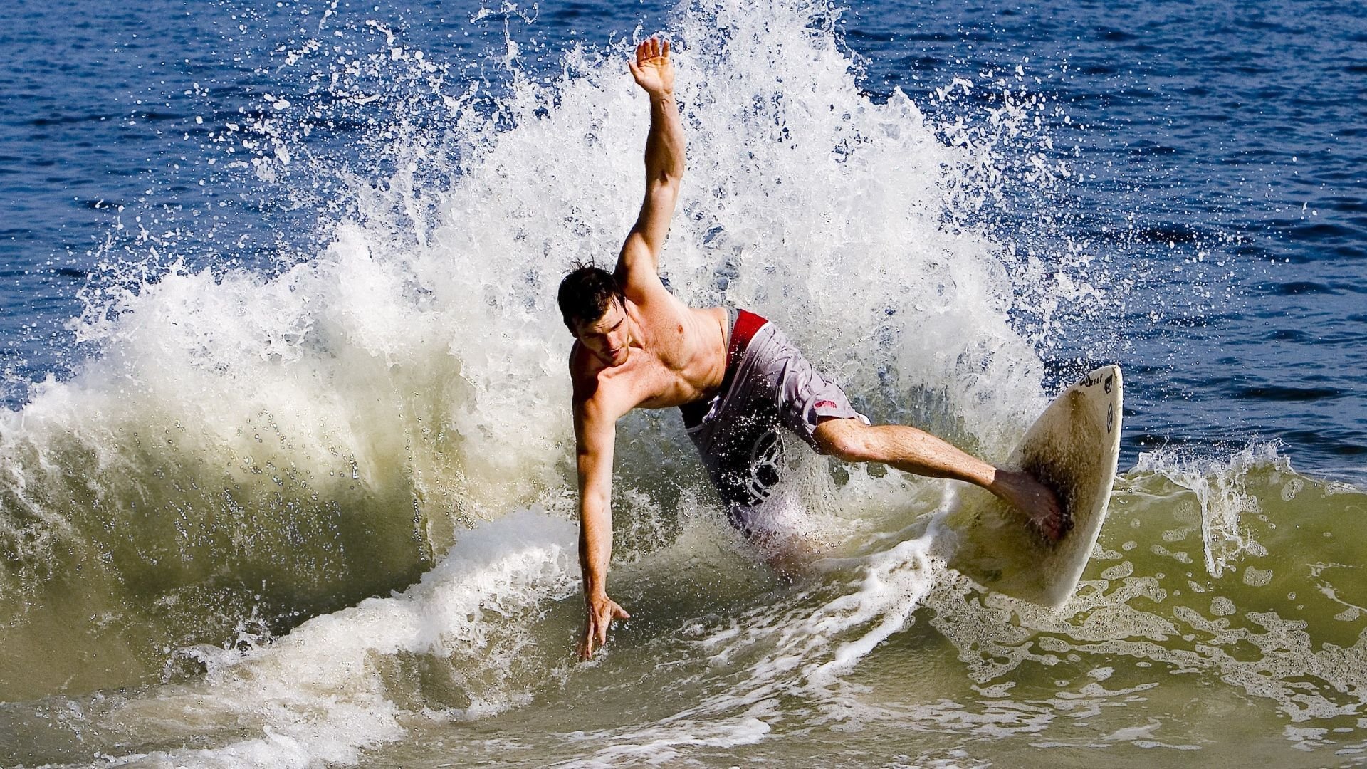 冰与火的对决，灰熊铁血防守下，克莱·汤普森如何用佛光照亮广东队的至暗时刻